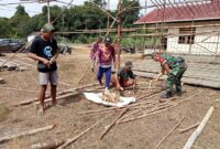 Kebersamaan TNI dan Warga, Babinsa Batang Lupar Ikut Gotong Royong Siapkan Acara Pernikahan