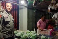 Patroli Malam Polsek Menjalin, Aiptu Widi Suryadi dan Bripka Gesang W. Widyanto Sambangi Pasar Menjalin