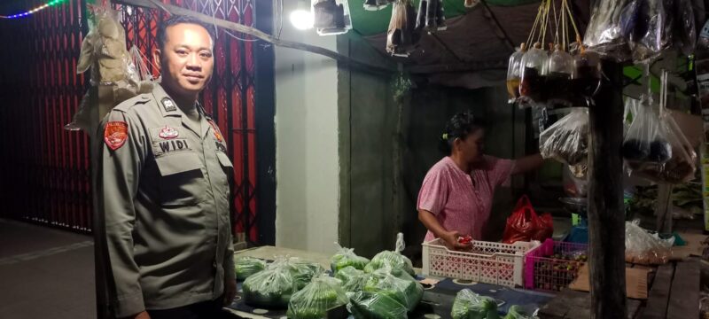 Patroli Malam Polsek Menjalin, Aiptu Widi Suryadi dan Bripka Gesang W. Widyanto Sambangi Pasar Menjalin