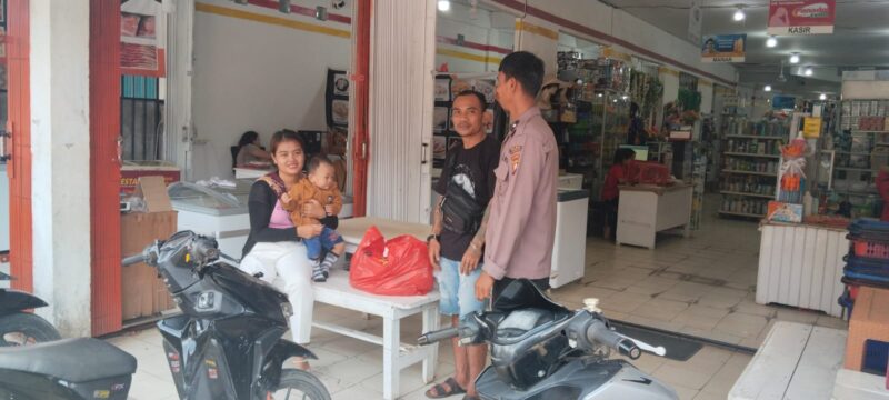 Patroli Siang Humanis Polsek Sengah Temila, Polisi Sapa Warga dan Sampaikan Pesan Kamtibmas
