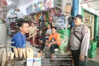 Patroli Polsek Ngabang Sambangi UMKM dan Pertokoan, Aipda Hamdani dan Aipda Ya Hendri S.I.P Pastikan Situasi Kondusif