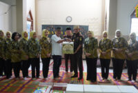 Kajati Kalbar Dr. Emilwan Ridwan Pimpin Bakti Sosial dan Buka Puasa Bersama IAD Kalbar