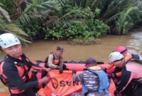 Prajurit TNI AL Posal Delta Pawan Temukan Korban Jatuh ke Sungai di Ketapang