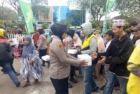 Polwan Polda Kalbar Turun ke Jalan Bagikan Takjil di Kawasan Masjid Mujahidin