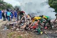 TNI dan Warga Jagoi Babang Gotong Royong Bersihkan Lingkungan dalam Program Jumat Bersih