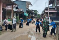Kodim 1209/Bengkayang Gelar Jumat Bersih di Ledo, TNI dan Warga Bersihkan Fasilitas Umum