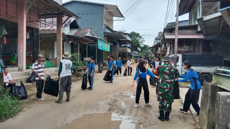 Kodim 1209/Bengkayang Gelar Jumat Bersih di Ledo, TNI dan Warga Bersihkan Fasilitas Umum