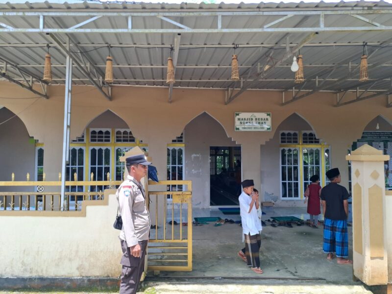 Polsek Kuala Behe Pastikan Ibadah Jumat di Masjid Nurul Iman Berlangsung Aman