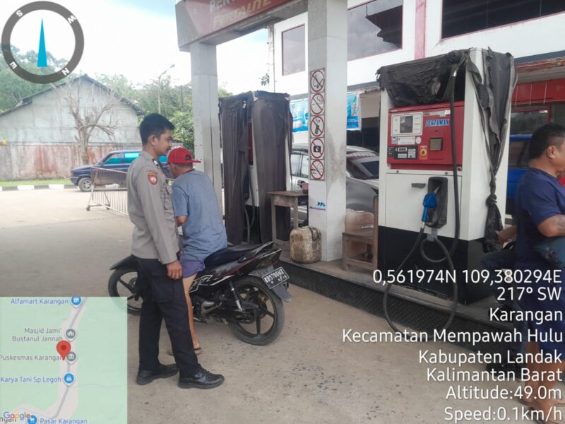 Personel Polsek Mempawah Hulu Sambangi SPBU, Briptu Ceron dan Briptu Albertus Pastikan Situasi Aman