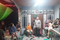 Patroli Malam Polsek Mandor, Polisi Sampaikan Pesan Kamtibmas kepada Warga dalam Suasana Santai