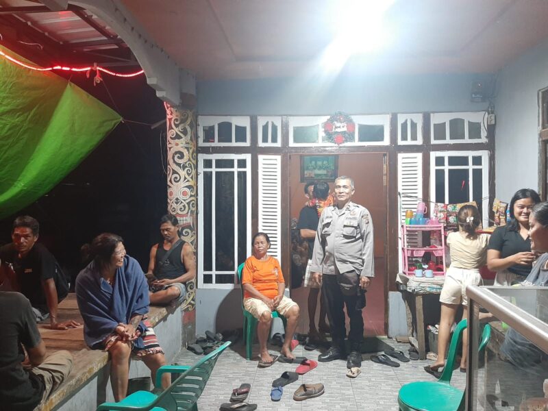 Patroli Malam Polsek Mandor, Polisi Sampaikan Pesan Kamtibmas kepada Warga dalam Suasana Santai