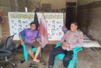 Polsek Mandor Sambang Warga di Tempat Pangkas Rambut, Pererat Kedekatan dan Sampaikan Pesan Kamtibmas