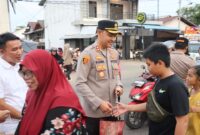 Kapolres Ketapang AKBP Muhammad Harris Ajak Personel Berbagi Takjil kepada Warga