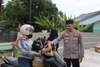 Kapolres Ketapang Pimpin Aksi Sosial Pembagian Takjil Gratis kepada Pengendara
