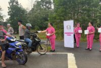 Polsek Toba dan Bhayangkari Berbagi Takjil untuk Pengendara di Desa Teraju