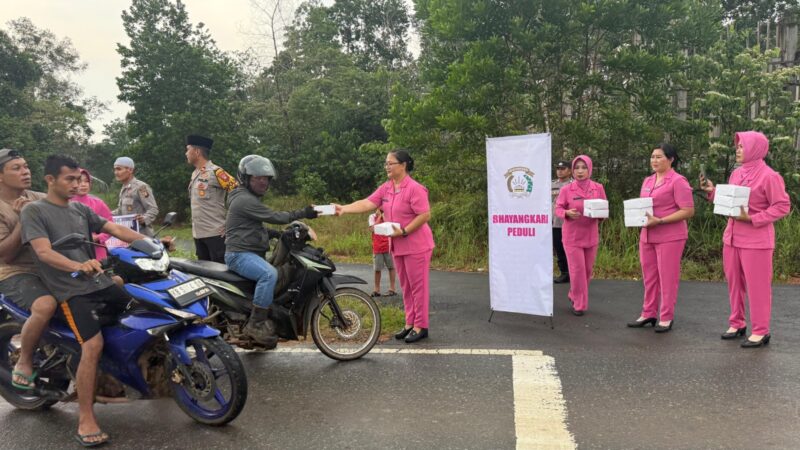 Polsek Toba dan Bhayangkari Berbagi Takjil untuk Pengendara di Desa Teraju