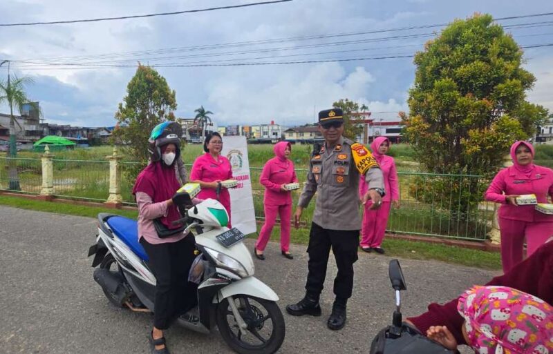 Polsek Kapuas dan Bhayangkari Berbagi Takjil serta Gelar Buka Puasa Bersama Warga