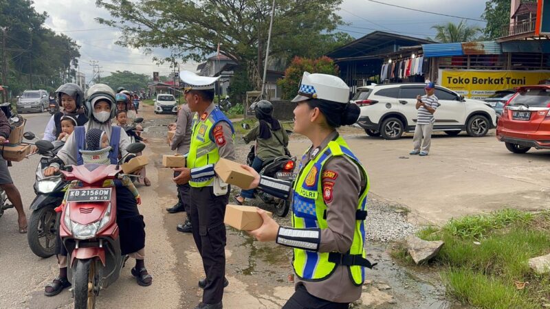 Ramadhan Berkah, Polres Melawi Gelar Aksi Berbagi Takjil untuk Pengguna Jalan