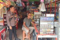 Patroli Siang Polsek Mempawah Hulu di Pasar Karangan, Bripka Anggi dan Bripka Hamdan Cegah Kejahatan