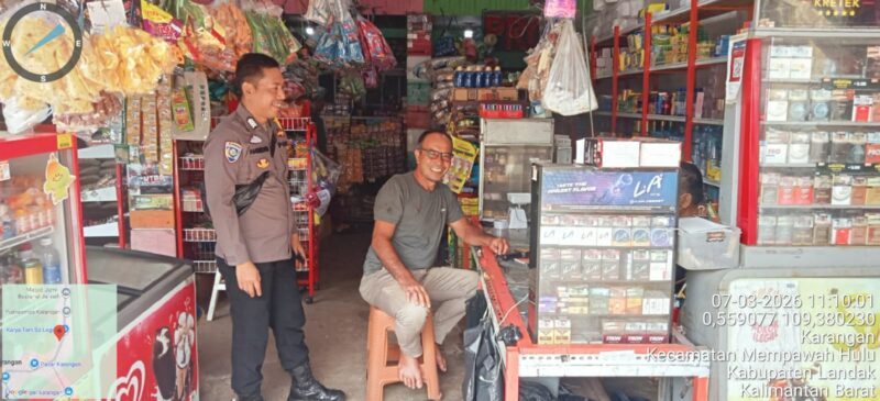 Patroli Siang Polsek Mempawah Hulu di Pasar Karangan, Bripka Anggi dan Bripka Hamdan Cegah Kejahatan