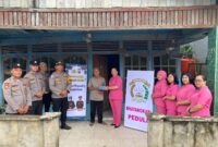 Kapolsek Menyuke IPTU I Nyoman Astika, S.H. Bersama Bhayangkari Bagikan Takjil kepada Warga di Desa Darit