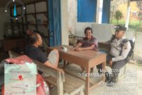 Polisi Sambangi Warga di Warung Kopi Saat Patroli di Air Besar