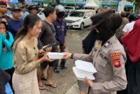 Polwan Polda Kalbar Bagikan 410 Paket Takjil kepada Warga di Masjid Mujahidin Pontianak