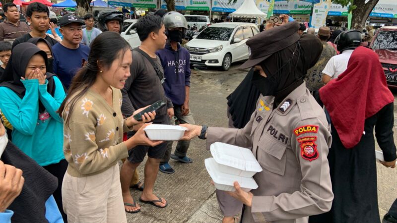 Polwan Polda Kalbar Bagikan 410 Paket Takjil kepada Warga di Masjid Mujahidin Pontianak