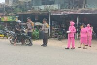 Bersama Bhayangkari, Polsek Simpang Hulu Bagikan Takjil kepada Warga Balai Pinang