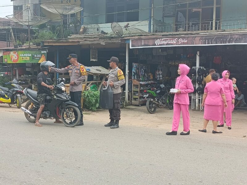 Bersama Bhayangkari, Polsek Simpang Hulu Bagikan Takjil kepada Warga Balai Pinang