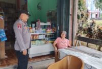 Patroli Kamtibmas Polsek Kuala Behe, Aiptu Fitriono Akbar dan Bripka Joko Puji Santosa Sambangi Warga