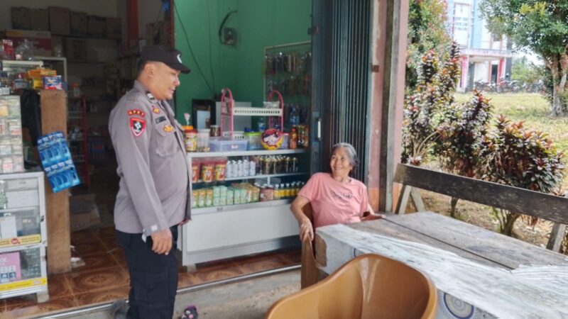 Patroli Kamtibmas Polsek Kuala Behe, Aiptu Fitriono Akbar dan Bripka Joko Puji Santosa Sambangi Warga