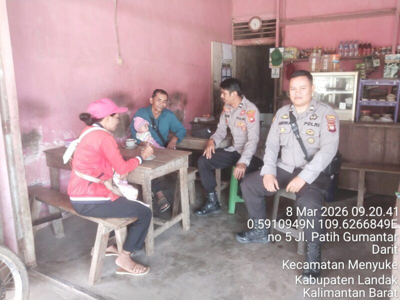 Patroli Siang Samapta Polsek Menyuke, Aipda Yusliadi dan Briptu Andika Sampaikan Imbauan Kamtibmas