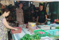 Polisi Polsek Sengah Temila Beri Imbauan Kamtibmas kepada Pedagang Sayur