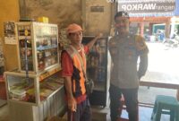 Brigadir Yogi Sambangi Tukang Parkir dan Pedagang di Pasar Karangan