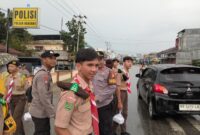 Hujan Tak Halangi Sat Binmas Polres Landak dan Saka Bhayangkara Bagikan Takjil Ramadhan