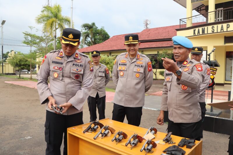 Kapolres Ketapang Cek Senpi Anggota, Propam Pastikan Administrasi dan Amunisi Lengkap