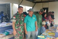 Sertu Rinto dari Koramil 03/Tebas Gelar Komsos dengan Pedagang Takjil di Sambas