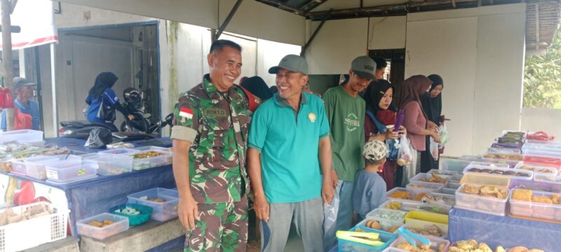 Sertu Rinto dari Koramil 03/Tebas Gelar Komsos dengan Pedagang Takjil di Sambas