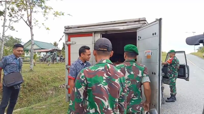Koramil 1206-06/Batang Lupar dan Satgas Pamtas Pos Kapar Periksa Kendaraan di Jalur Perbatasan