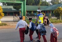 Bripka Albasit Pimpin Strong Point Pagi di Persimpangan Pasar Karangan