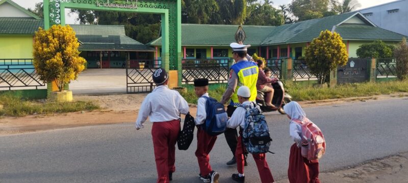 Bripka Albasit Pimpin Strong Point Pagi di Persimpangan Pasar Karangan