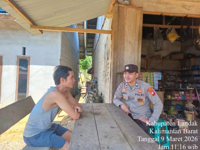 Polisi dan Warga Ngobrol Santai, Pesan Keamanan Disampaikan Humanis