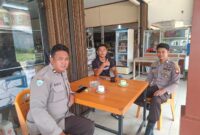 Patroli Rutin Polsek Kuala Behe, Aipda Roni Riansyah dan Brigpol Goliat Fran Alipa Sambangi Warga