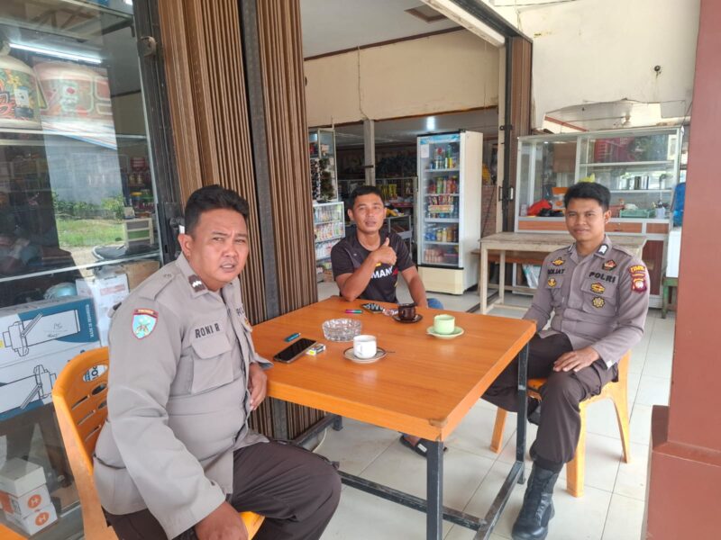 Patroli Rutin Polsek Kuala Behe, Aipda Roni Riansyah dan Brigpol Goliat Fran Alipa Sambangi Warga