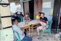 Suasana Akrab! Polisi Polsek Air Besar Duduk Bersama Warga Serimbu Saat Patroli Siang