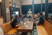 Polisi Polsek Mandor Ngobrol Santai dengan Warga Saat Patroli Malam