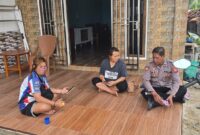 Polisi Polsek Mandor Sapa Warga Saat Patroli, Ingatkan Waspada Kejahatan