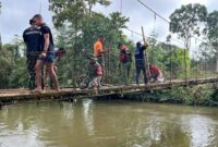 Koramil 1204-18 Nanga Mahap Bersama Warga Bangun Jembatan Penghubung Antar Dusun di Sekadau