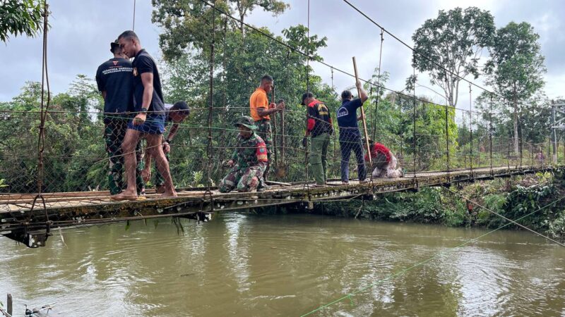 Koramil 1204-18 Nanga Mahap Bersama Warga Bangun Jembatan Penghubung Antar Dusun di Sekadau